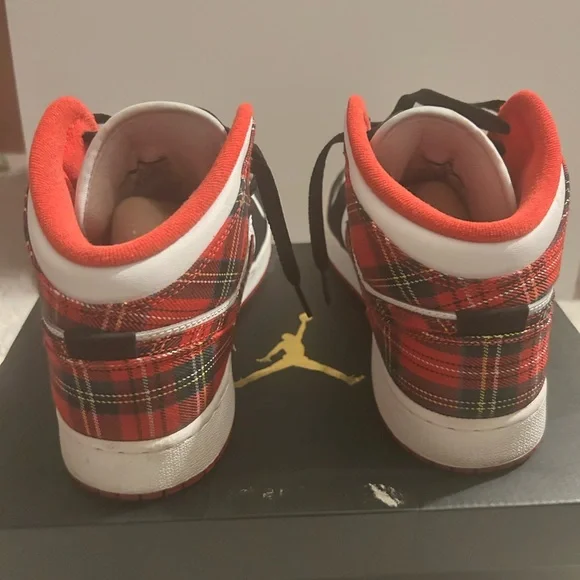 Big Kids/Youth Air Jordan 1s - Picture 4 of 6